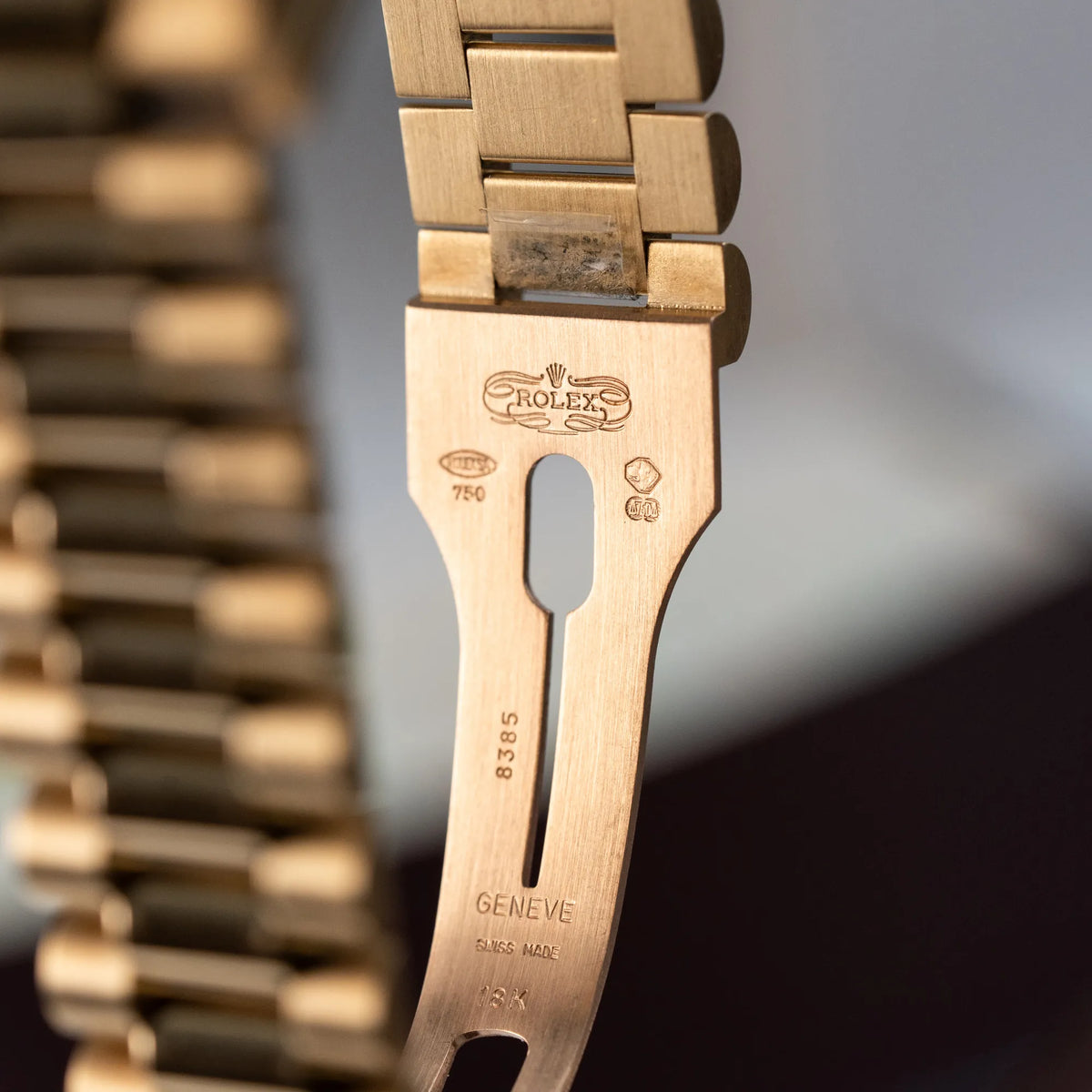 Detailaufnahme des Inneren der Schliesse mit allen Stempeln der Rolex Day-Date 36 in Gelbgold (18238) mit Diamantzifferblatt der in einem neuwertigen Zustand