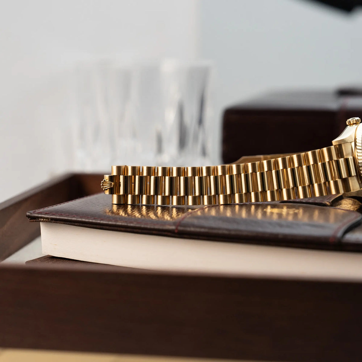 Produktfotografie der Rolex Day-Date 36 in Gelbgold (18238) mit Diamantzifferblatt der in einem neuwertigen Zustand mit Fokus auf dem President-Armband