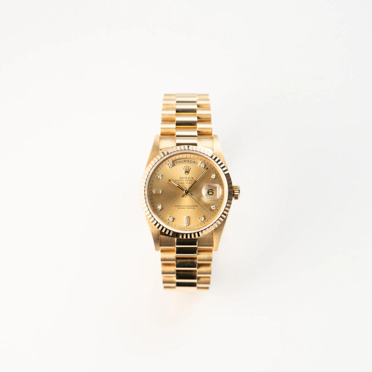 Frontale Ansicht der Rolex Day-Date 36 in Gelbgold (18238) mit Diamantzifferblatt der in einem neuwertigen Zustand