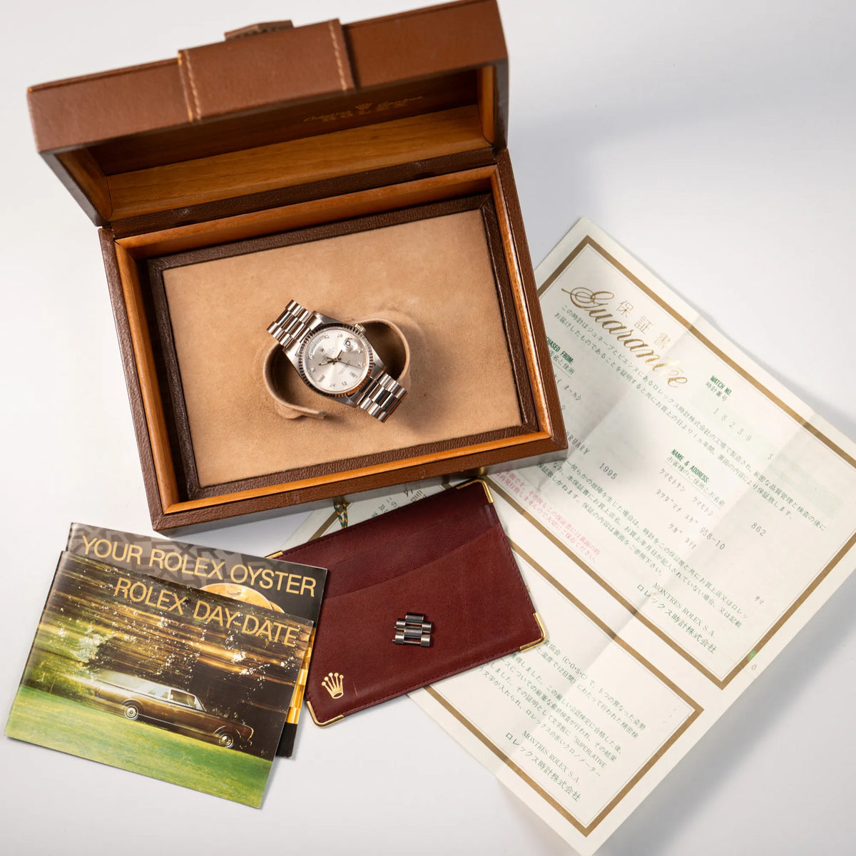 Rolex Day-Date der Referenz 18239 in 36 mm aus 18 karätigem Weißgold mit silbernem Diamant-Zifferblatt zusammen mit dem Lieferumfang, betsehend aus originaler Box, zugehörigen Booklets und das dafür vorgesehene Etui, sowie die originalen Papiere