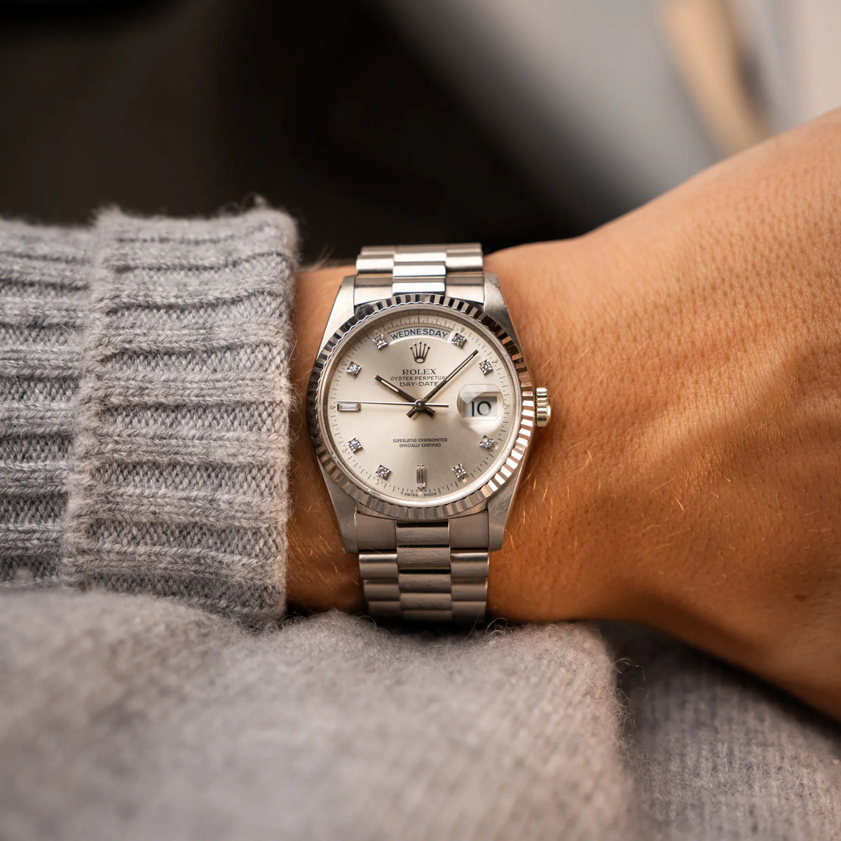 Mann trägt die Rolex Day-Date der Referenz 18239 in 36 mm aus 18 karätigem Weißgold mit silbernem Diamant-Zifferblatt an seinem Handgelenk