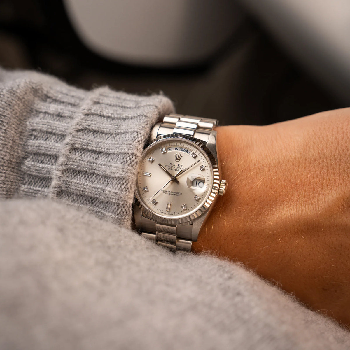 Wristshot mit der Rolex Day-Date der Referenz 18239 in 36 mm aus 18 karätigem Weißgold mit silbernem Diamant-Zifferblatt am Handgelenk eines Mannes