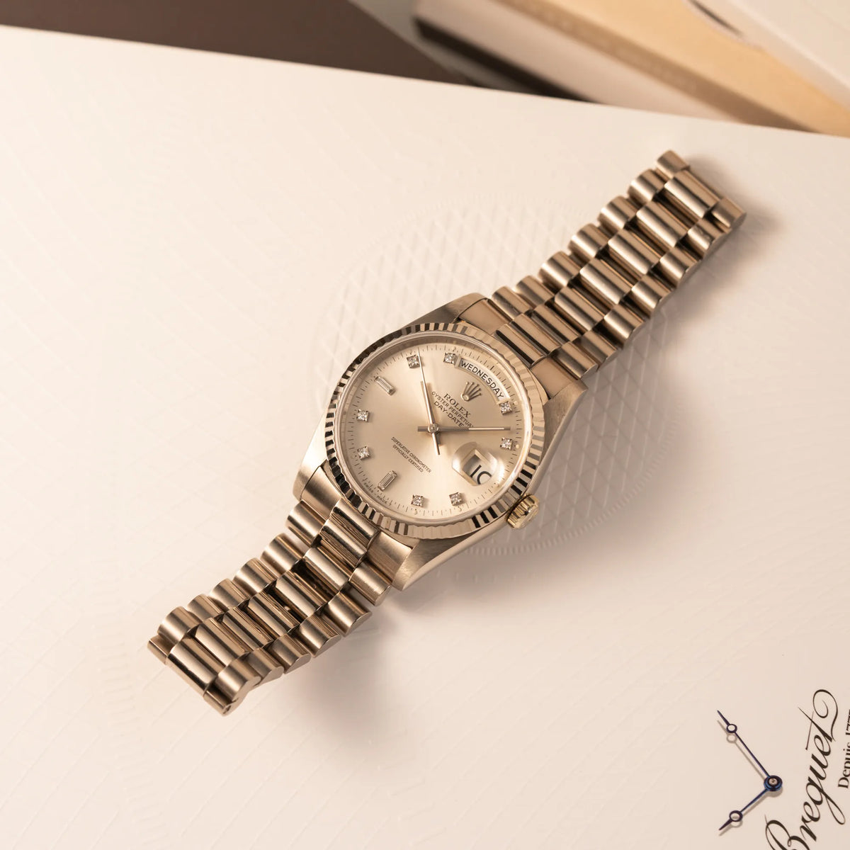 Produktfotografie der Rolex Day-Date der Referenz 18239 in 36 mm aus 18 karätigem Weißgold mit silbernem Diamant-Zifferblatt