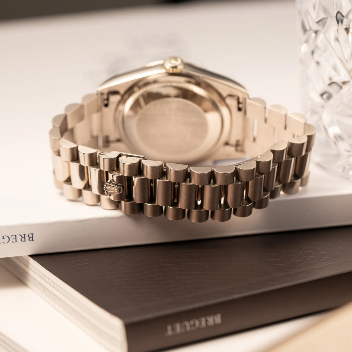 Produktfotografie der Rolex Day-Date der Referenz 18239 in 36 mm aus 18 karätigem Weißgold mit silbernem Diamant-Zifferblatt zeigt das President-Armband im Detail