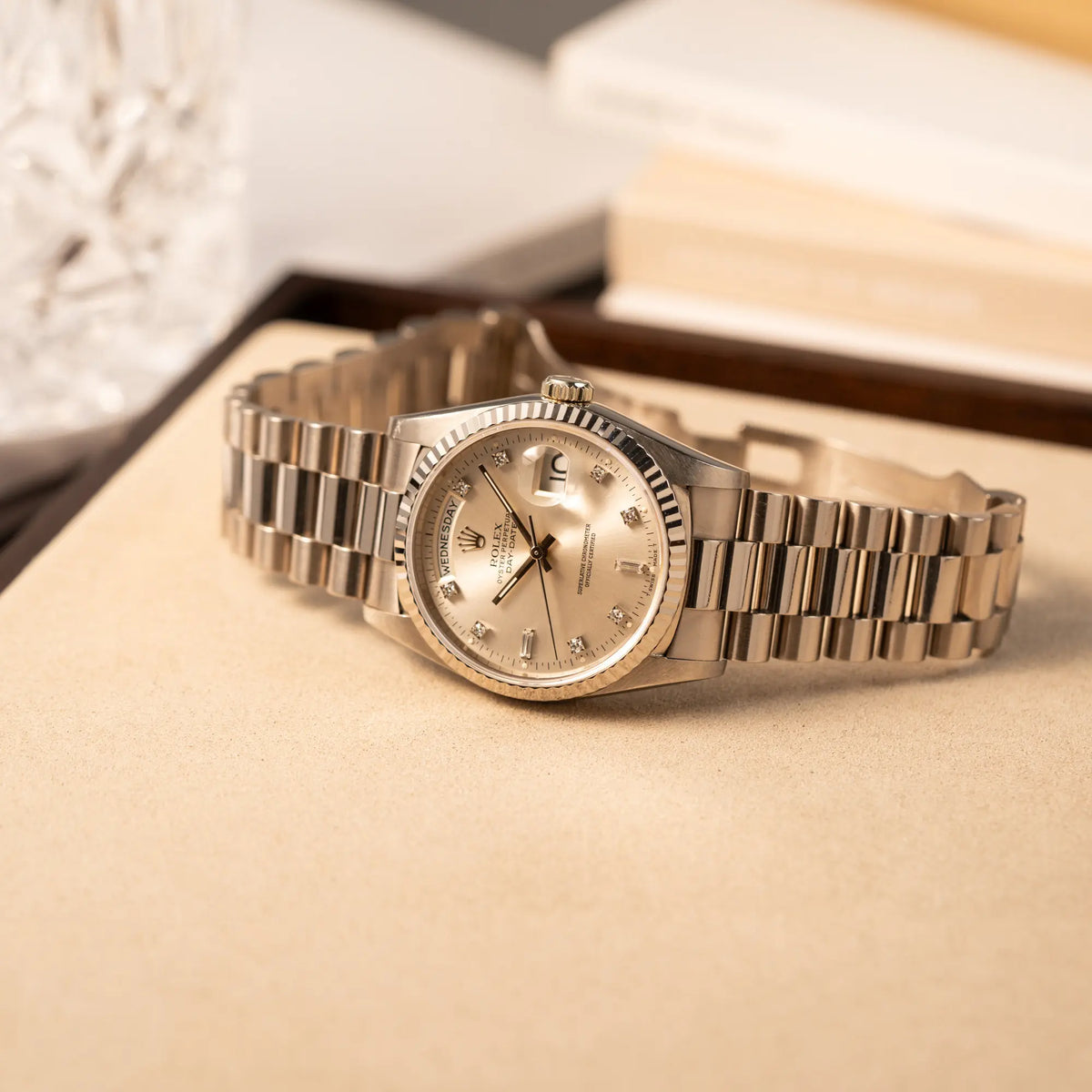 Produktfotografie der Rolex Day-Date der Referenz 18239 in 36 mm aus 18 karätigem Weißgold mit silbernem Diamant-Zifferblatt