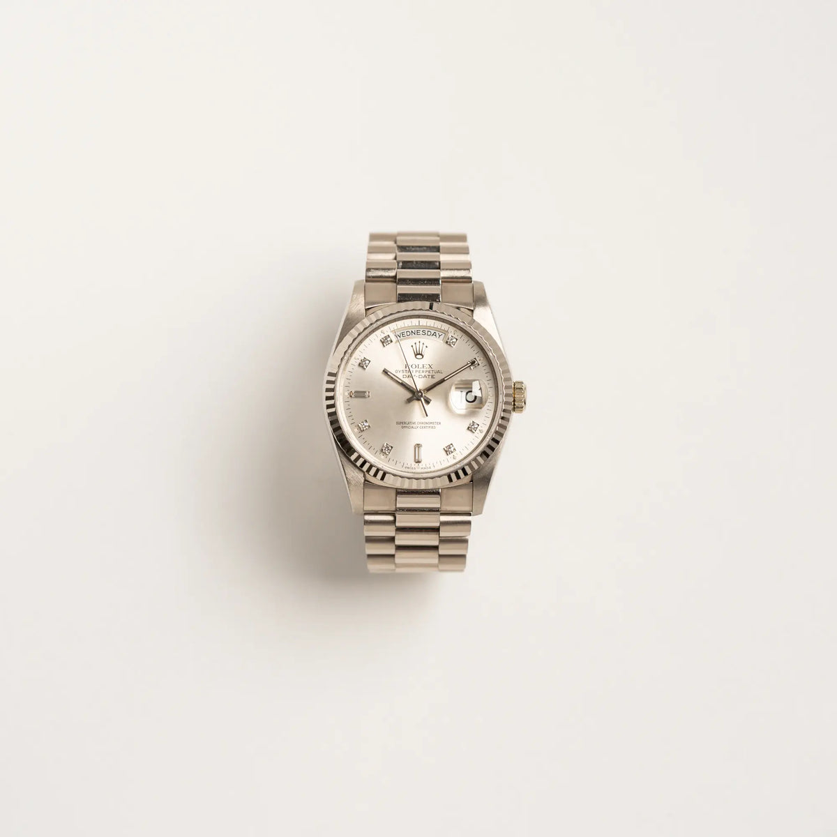 Frontale Ansicht der Rolex Day-Date der Referenz 18239 in 36 mm aus 18 karätigem Weißgold mit silbernem Diamant-Zifferblatt