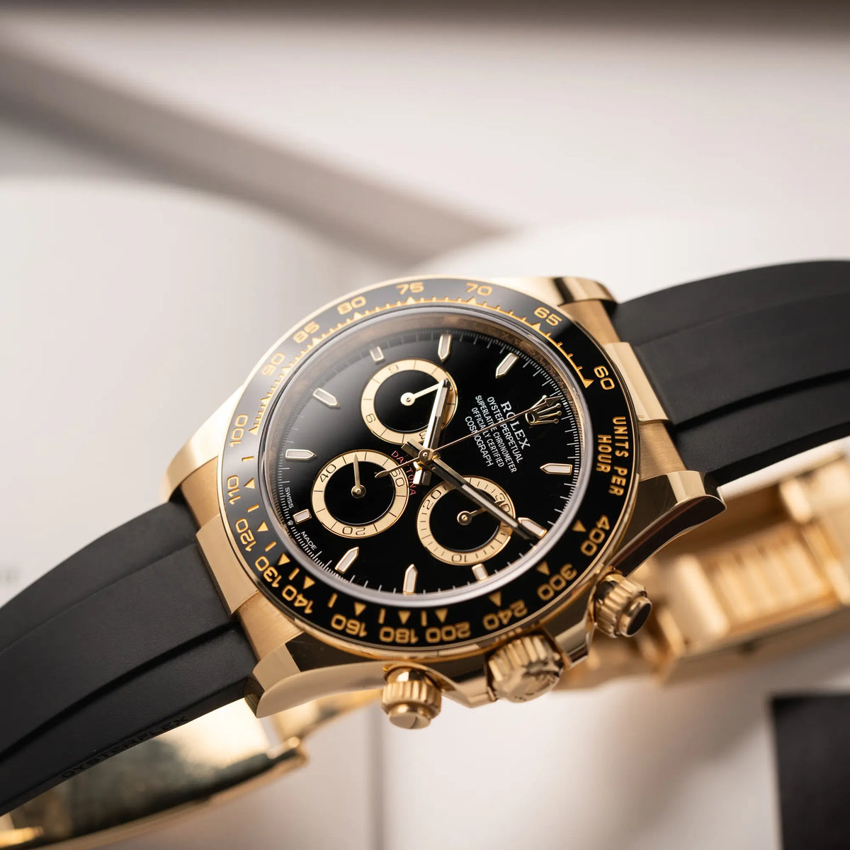 Produktfotografie als Titelbild für die Rolex Daytona 126518LN mit Gelbgold-Gehäuse und schwarzem Zifferblatt am schwarzen Oysterflex-Armband aus Kautschuk