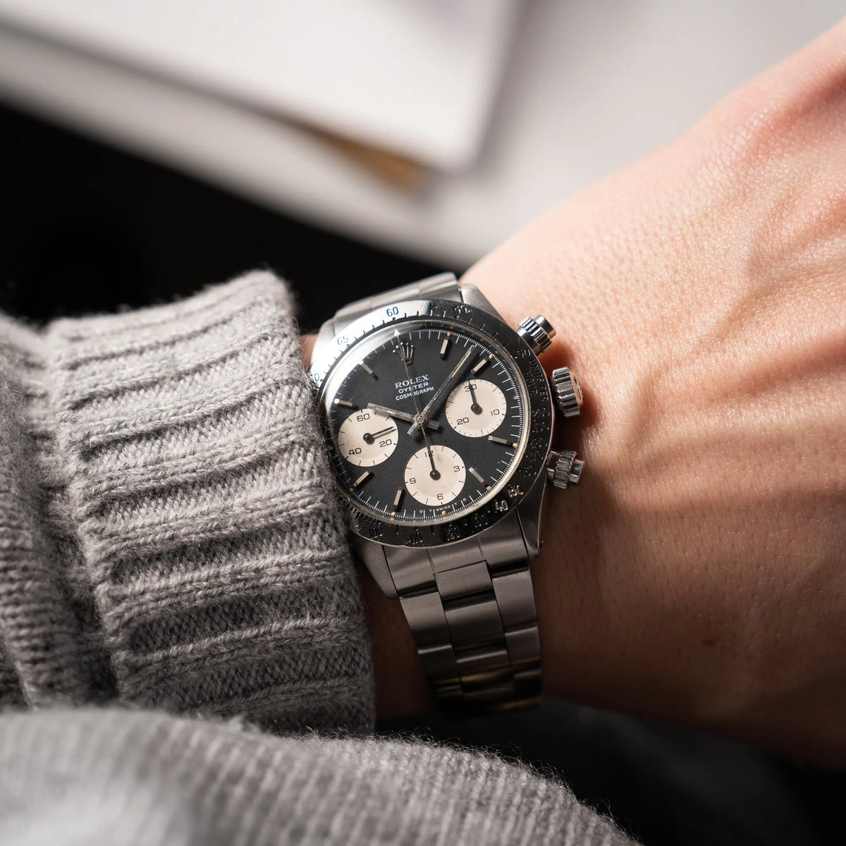 Mann trägt die Rolex Daytona der Referenz 6265 mit Sigma-Dial in schwarz und weißen Sub-Dials im 37mm-Gehäuse aus den 70er Jahren an seinem Handgelenk