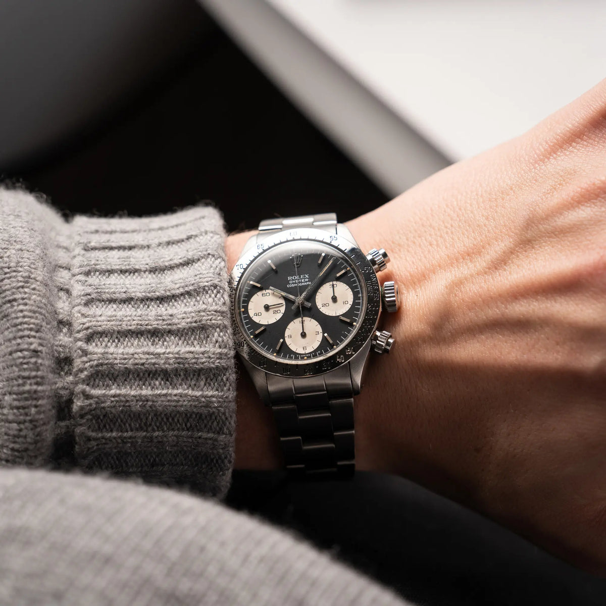 Wristshot mit der Rolex Daytona der Referenz 6265 mit Sigma-Dial in schwarz und weißen Sub-Dials im 37mm-Gehäuse aus den 70er Jahren am Handgelenk eines Mannes