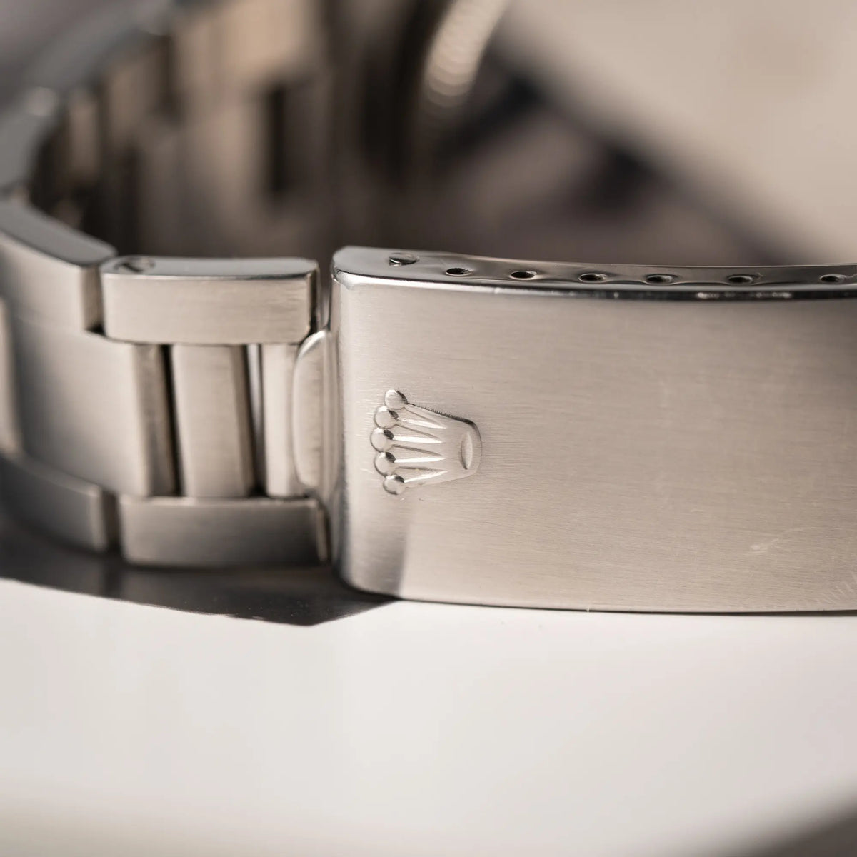Detailaufnahme der Schliesse von der Rolex Daytona der Referenz 6265 mit Sigma-Dial in schwarz und weißen Sub-Dials im 37mm-Gehäuse aus den 70er Jahren
