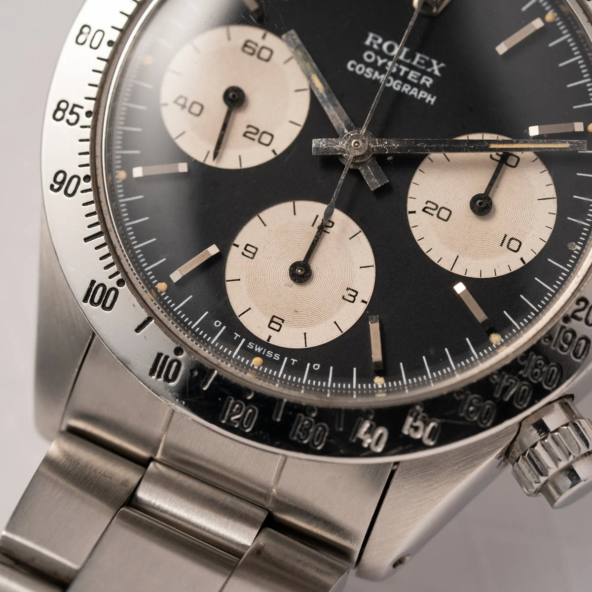 Detailaufnahme der Rolex Daytona der Referenz 6265 mit Sigma-Dial in schwarz und weißen Sub-Dials im 37mm-Gehäuse aus den 70er Jahren zeigt den Zustand des Zeigersatzes