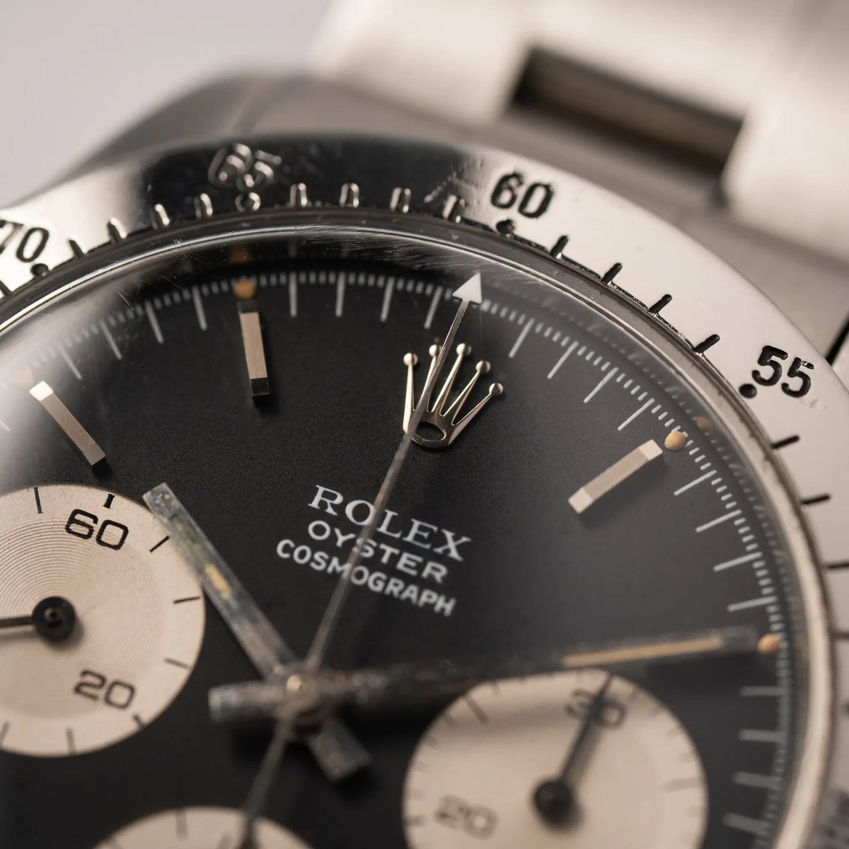 Detailaufnahme der Rolex Daytona der Referenz 6265 mit Sigma-Dial in schwarz und weißen Sub-Dials im 37mm-Gehäuse aus den 70er Jahren zeigt den zustand des Plexiglas und der Lünette 