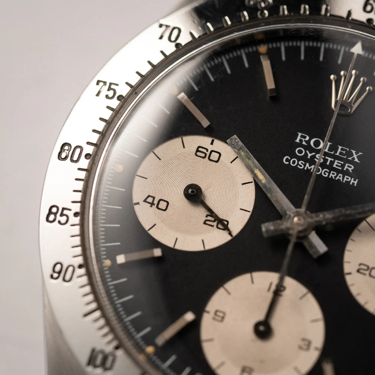 Detailaufnahme der Rolex Daytona der Referenz 6265 mit Sigma-Dial in schwarz und weißen Sub-Dials im 37mm-Gehäuse aus den 70er Jahren