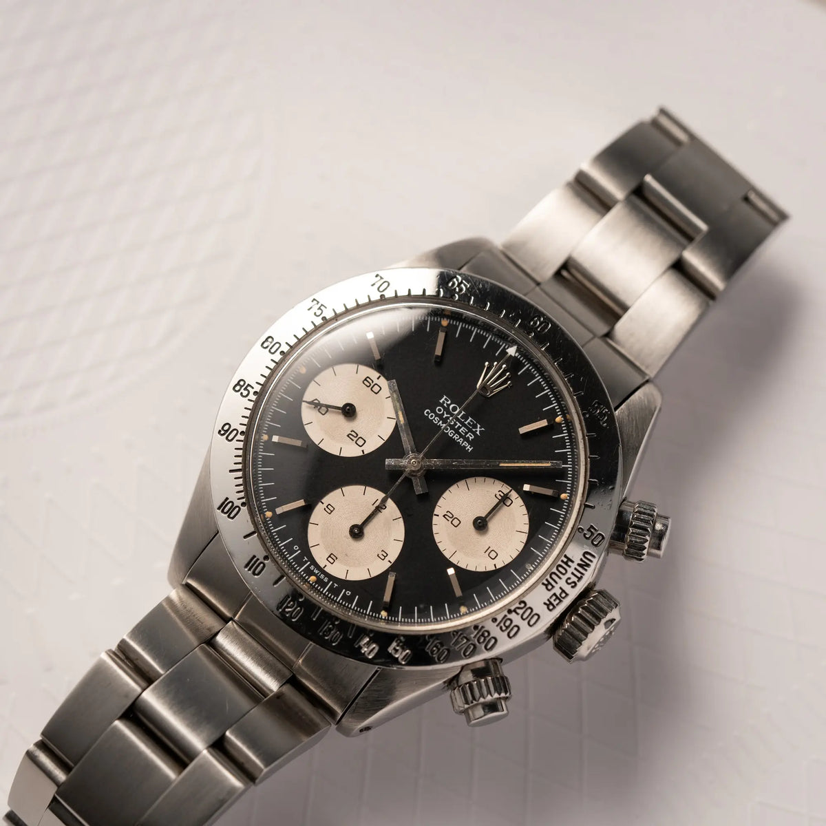 Produktfotografie der Rolex Daytona der Referenz 6265 mit Sigma-Dial in schwarz und weißen Sub-Dials im 37mm-Gehäuse aus den 70er Jahren