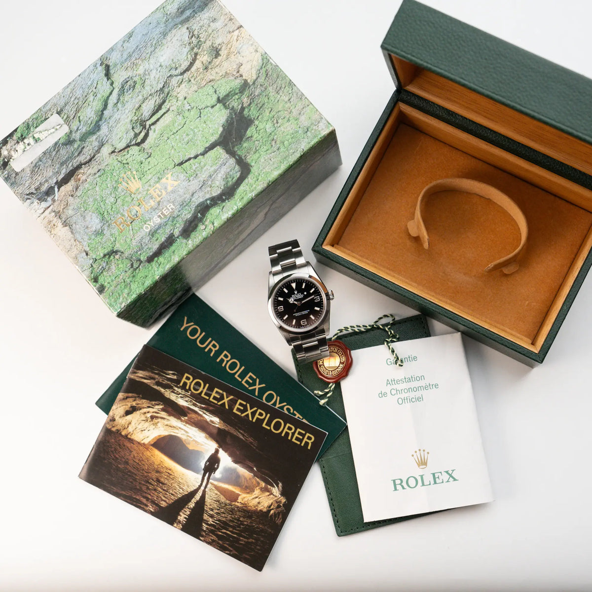 der Rolex Explorer 36 in Stahl mit der Referenz 1142700 in einem nahezu neuwertigen Zustand aus 2004 zusammen mit dem Lieferumfang bestehend aus Box, Papieren, Booklets und Hangtag