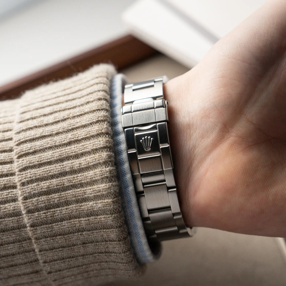 Wristshot mit der Rolex Explorer 36 in Stahl mit der Referenz 1142700 in einem nahezu neuwertigen Zustand aus 2004 zeigt das Oyster-Stahlband