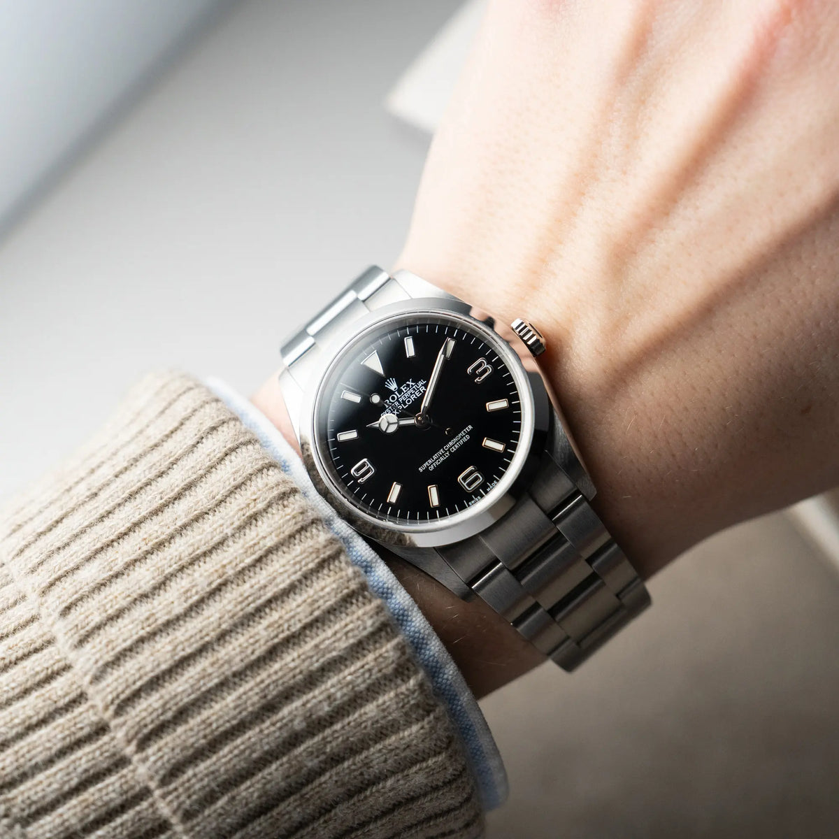 Mann trägt die Rolex Explorer 36 in Stahl mit der Referenz 1142700 in einem nahezu neuwertigen Zustand aus 2004 an seinem Handgelenk