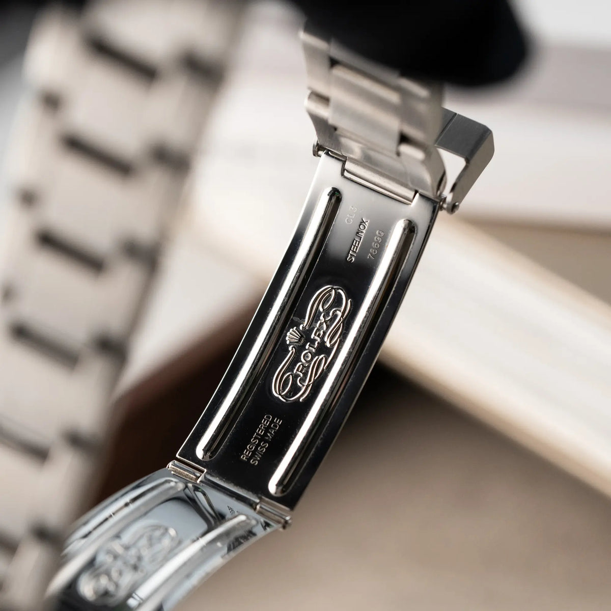 Detailaufnahme des klassischen Rolex Logos im Inneren der Schliesse der der Rolex Explorer 36 in Stahl mit der Referenz 1142700 in einem nahezu neuwertigen Zustand aus 2004