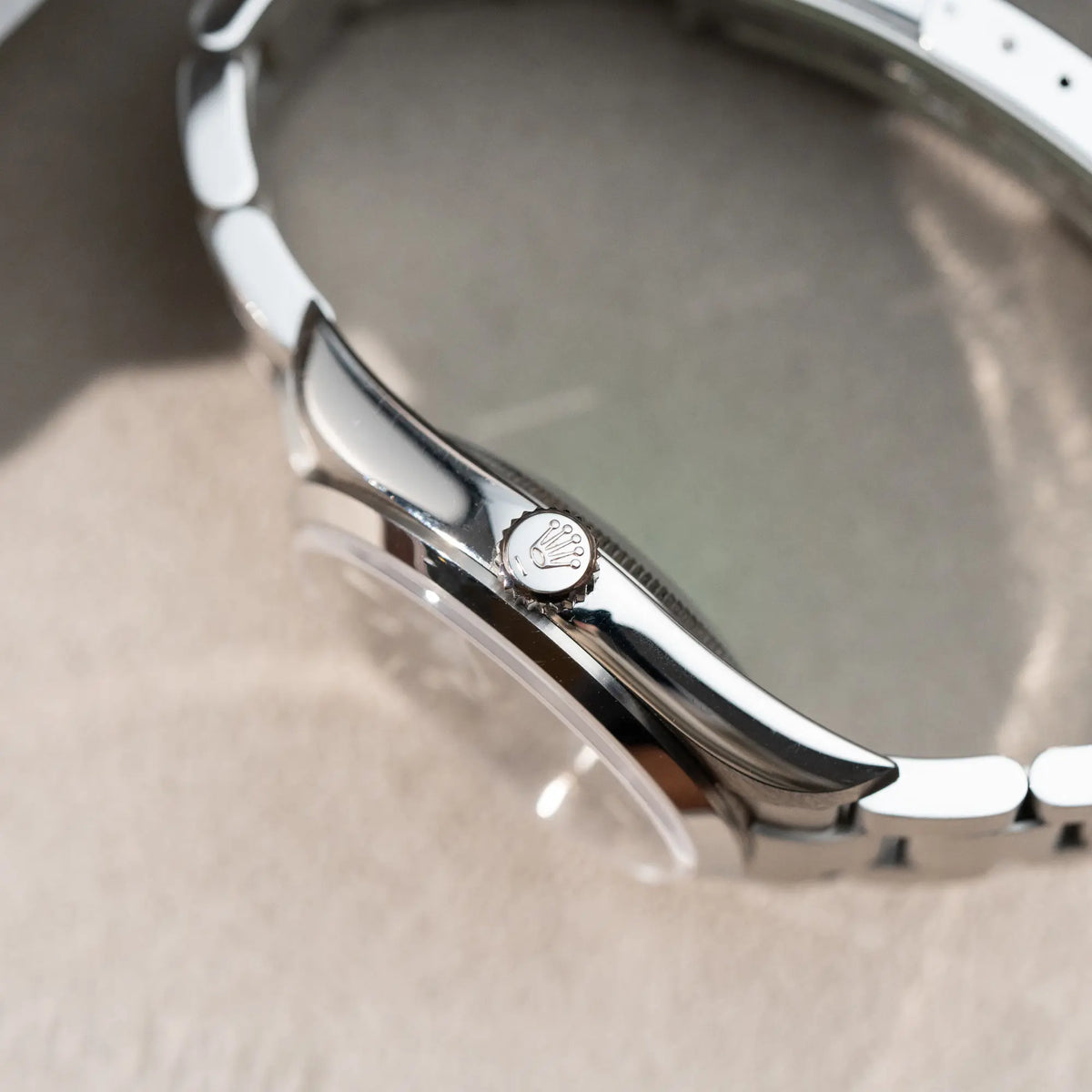 Produktfotografie der Rolex Explorer 36 in Stahl mit der Referenz 1142700 in einem nahezu neuwertigen Zustand aus 2004 mit Fokus auf dem seitlichen Gehäuse und die Auzugskrone