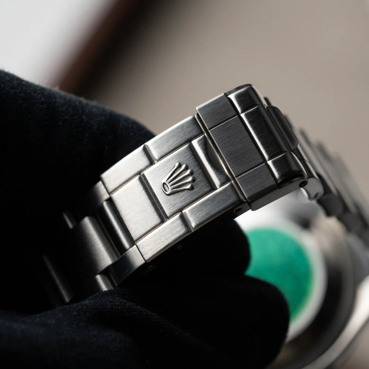 Detailaufnahme der Oyster-Faltschliesse mit Rolex-Logo der Rolex Explorer 36 in Stahl mit der Referenz 1142700 in einem nahezu neuwertigen Zustand aus 2004