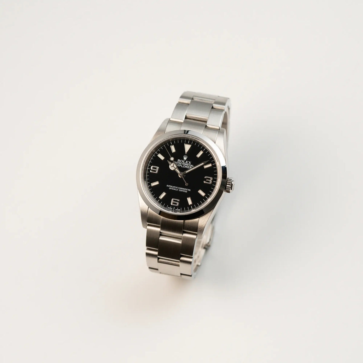 Leicht schräge Ansicht der Rolex Explorer 36 in Stahl mit der Referenz 1142700 in einem nahezu neuwertigen Zustand aus 2004