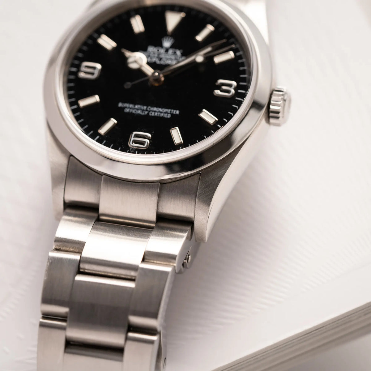 Detailaufnahme der Rolex Explorer 36 der Referenz 114270 mit dem klassischen schwarzen 3-6-9-Explorer-Zifferblatt am Oyster-Stahlband zeigt die Bandanstöße mit scharfen Kanten