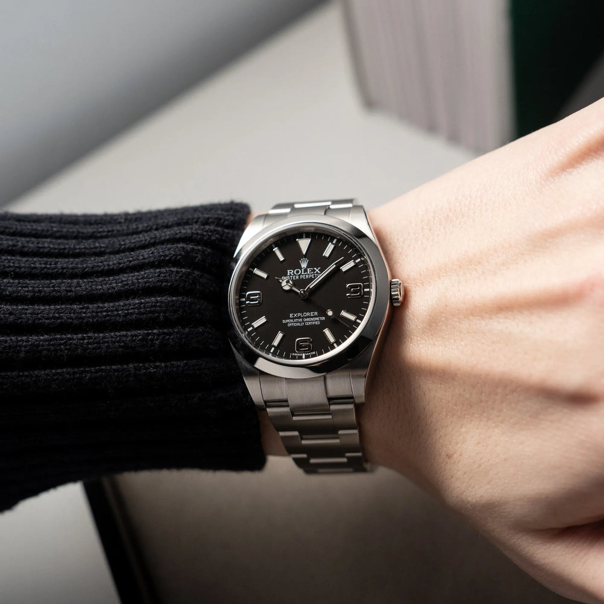 Wristshot mit der Rolex Explorer 39 der Referenz 214270 mit dem schwarzen 3-6-9 Zifferblatt