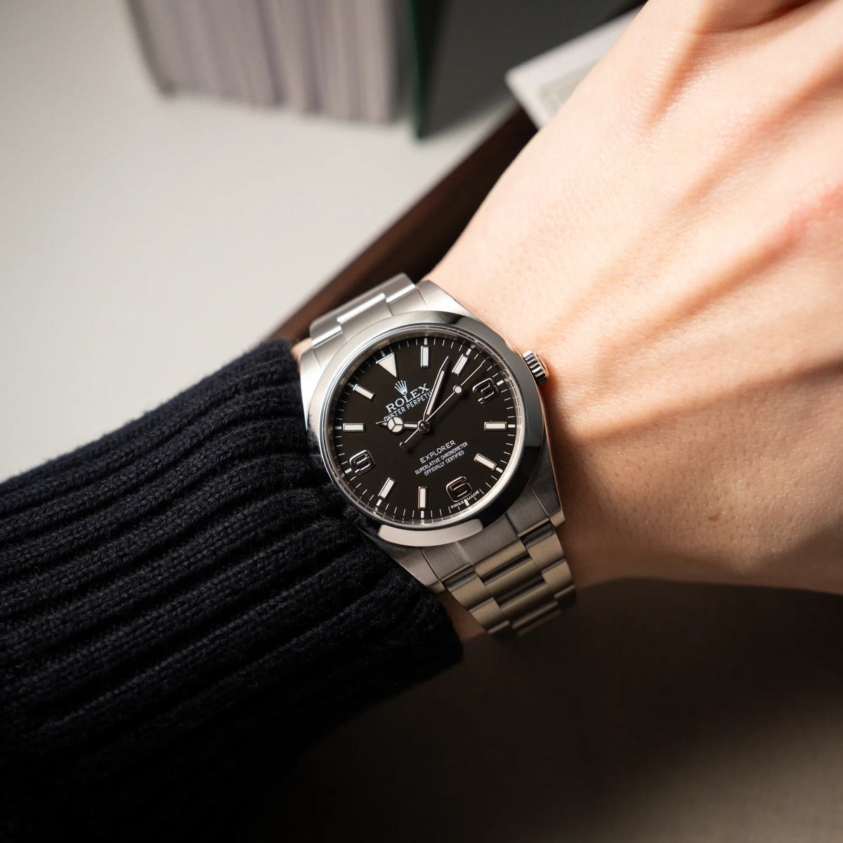 Mann trägt die Rolex Explorer 39 an seinem Handgelenk 
