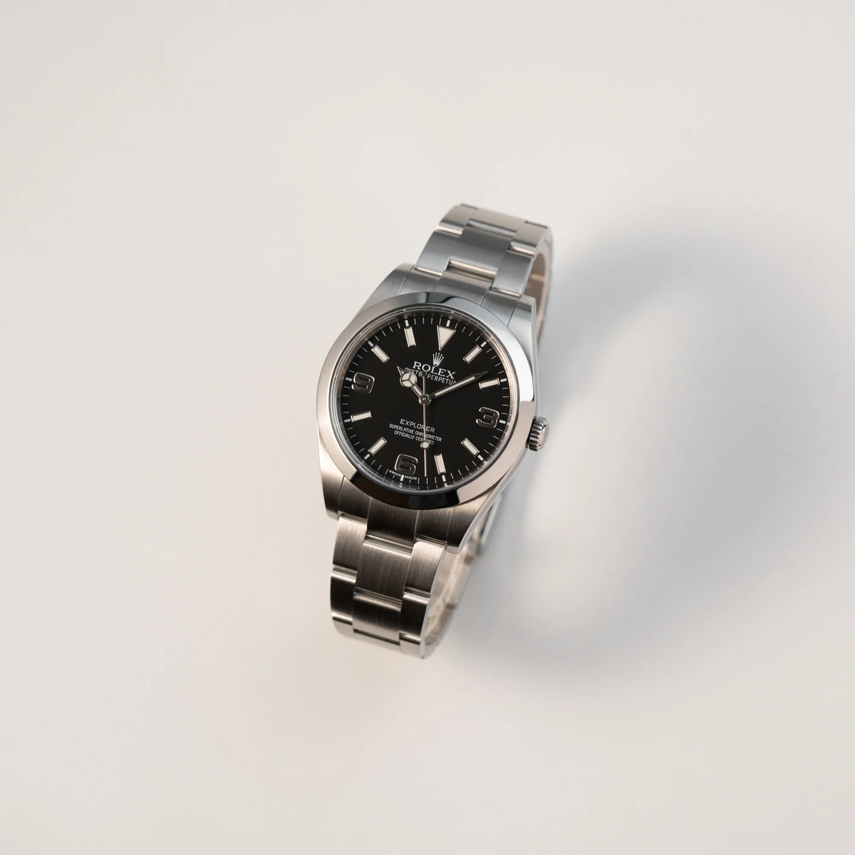 Leicht schräge Ansicht der Rolex Explorer 39 214270 mit dem schwarzen 3-6-9 Zifferblatt