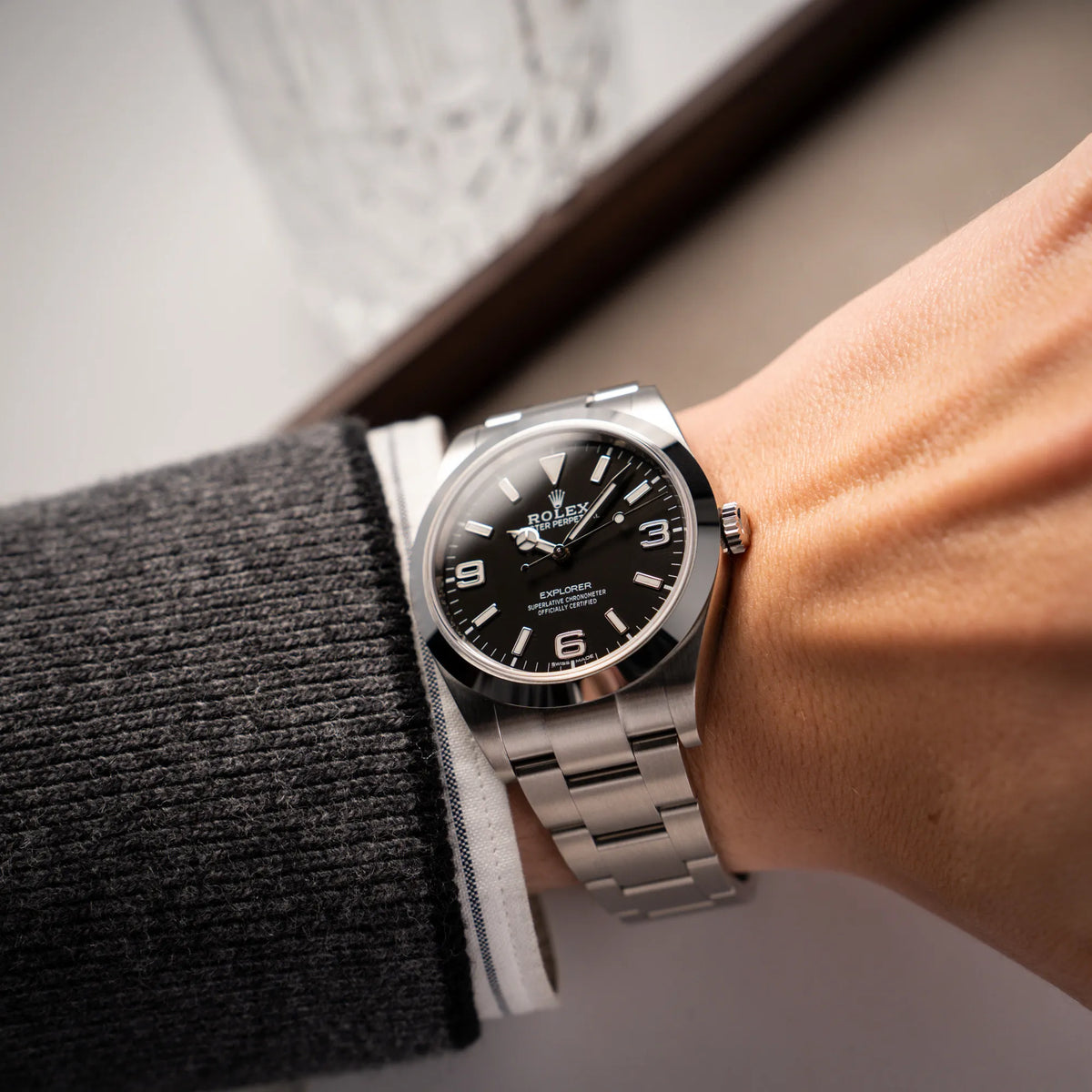 Wristshot mit der Rolex Explorer 39 214270 mit schwarzem 3-6-9-Explorer-Zifferblatt