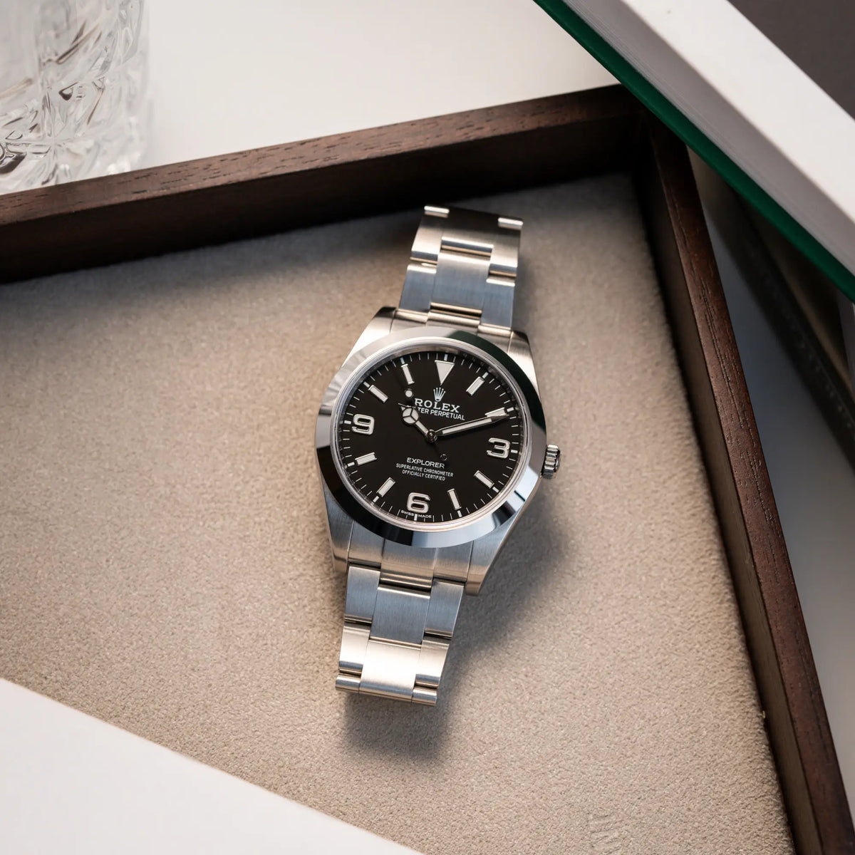 Produktfotografie der Rolex Explorer 39 214270 mit schwarzem 3-6-9-Explorer-Zifferblatt