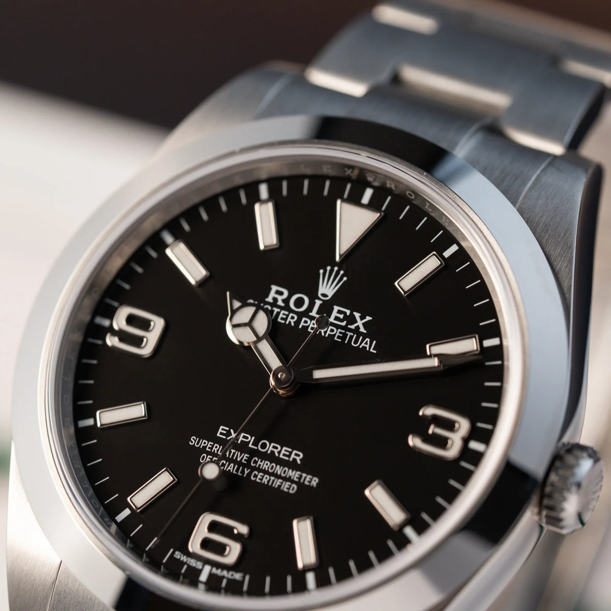 Detailaufnahme der Rolex Explorer 39 214270 mit schwarzem 3-6-9-Explorer-Zifferblatt
