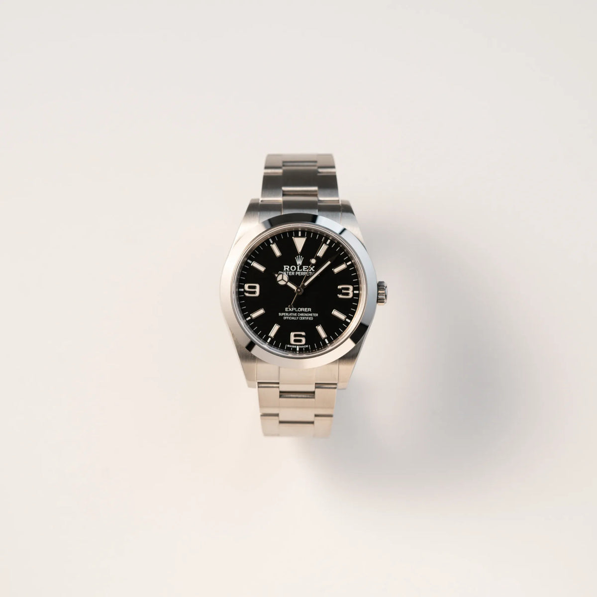 Frontale Ansicht der Rolex Explorer 39 214270 mit schwarzem 3-6-9-Explorer-Zifferblatt
