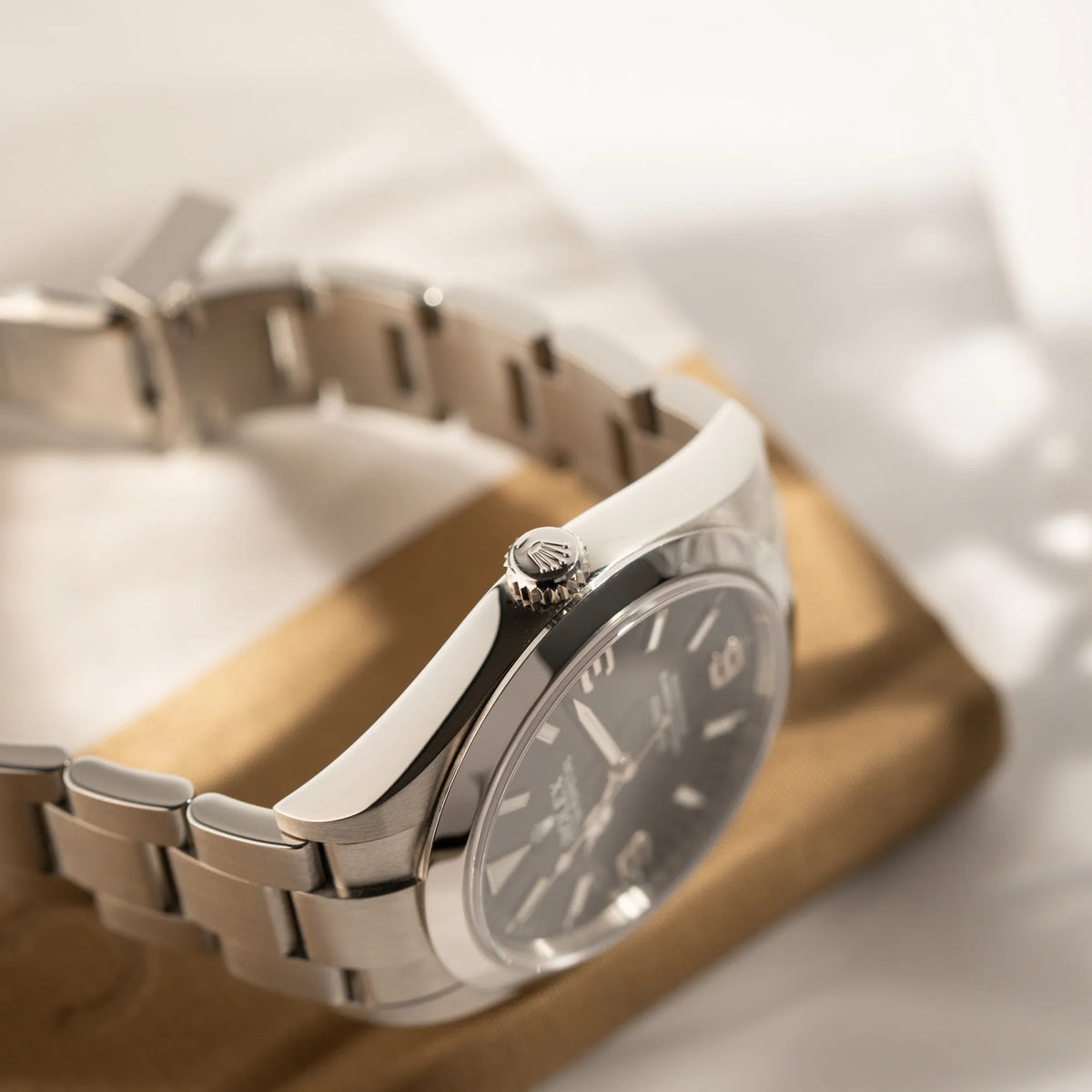 Detailaufnahme der seitlichen Gehäuseflanke mit Aufzugskrone der Rolex Explorer der Referenz 214270 mit 39mm Oyster-Gehäuse und dem klassischen 2-6-9-Zifferblatt in schwarz