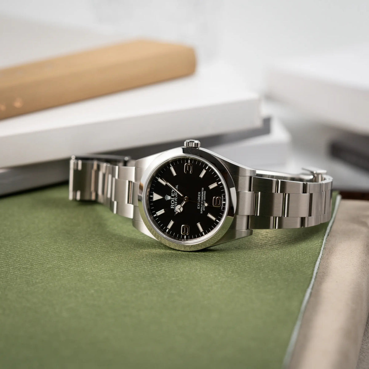 Produktfotografie der Rolex Explorer der Referenz 214270 mit 39mm Oyster-Gehäuse und dem klassischen 2-6-9-Zifferblatt in schwarz