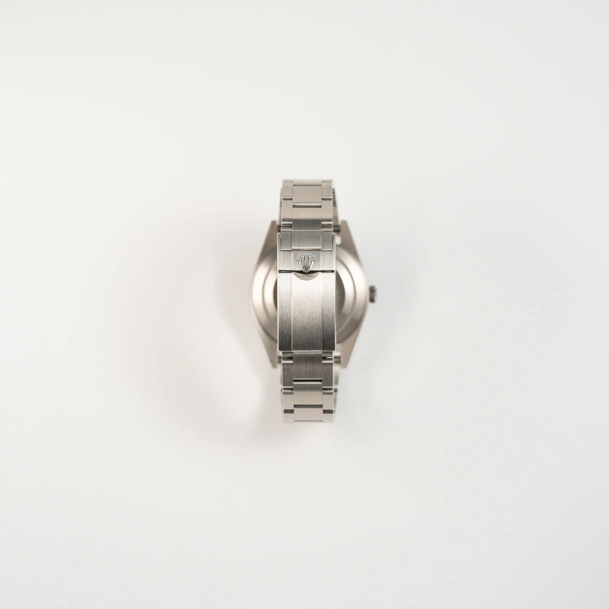 Blick auf die Oyster-Stahl-Faltschliesse der Rolex Explorer der Referenz 214270 mit 39mm Oyster-Gehäuse und dem klassischen 2-6-9-Zifferblatt in schwarz