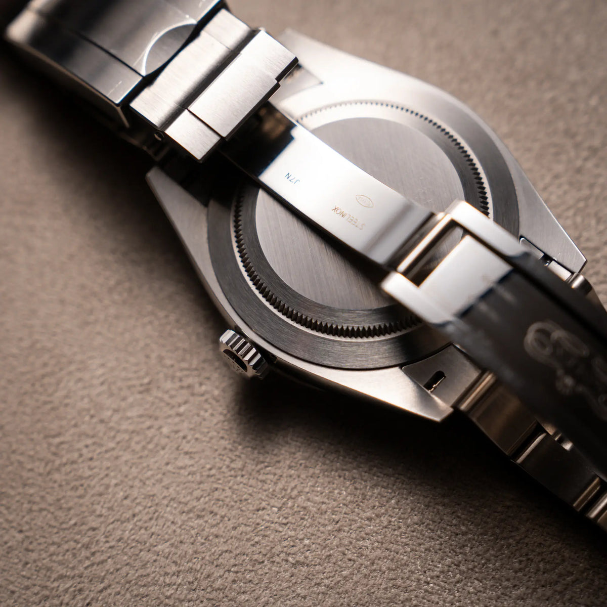 Produktfotografie der Rolex Explorer 40 Armbanduhr der Referenz 224270zeigt den Sehr guten Zustand des Gehäusebodens und der Oyster-Faltschliesse