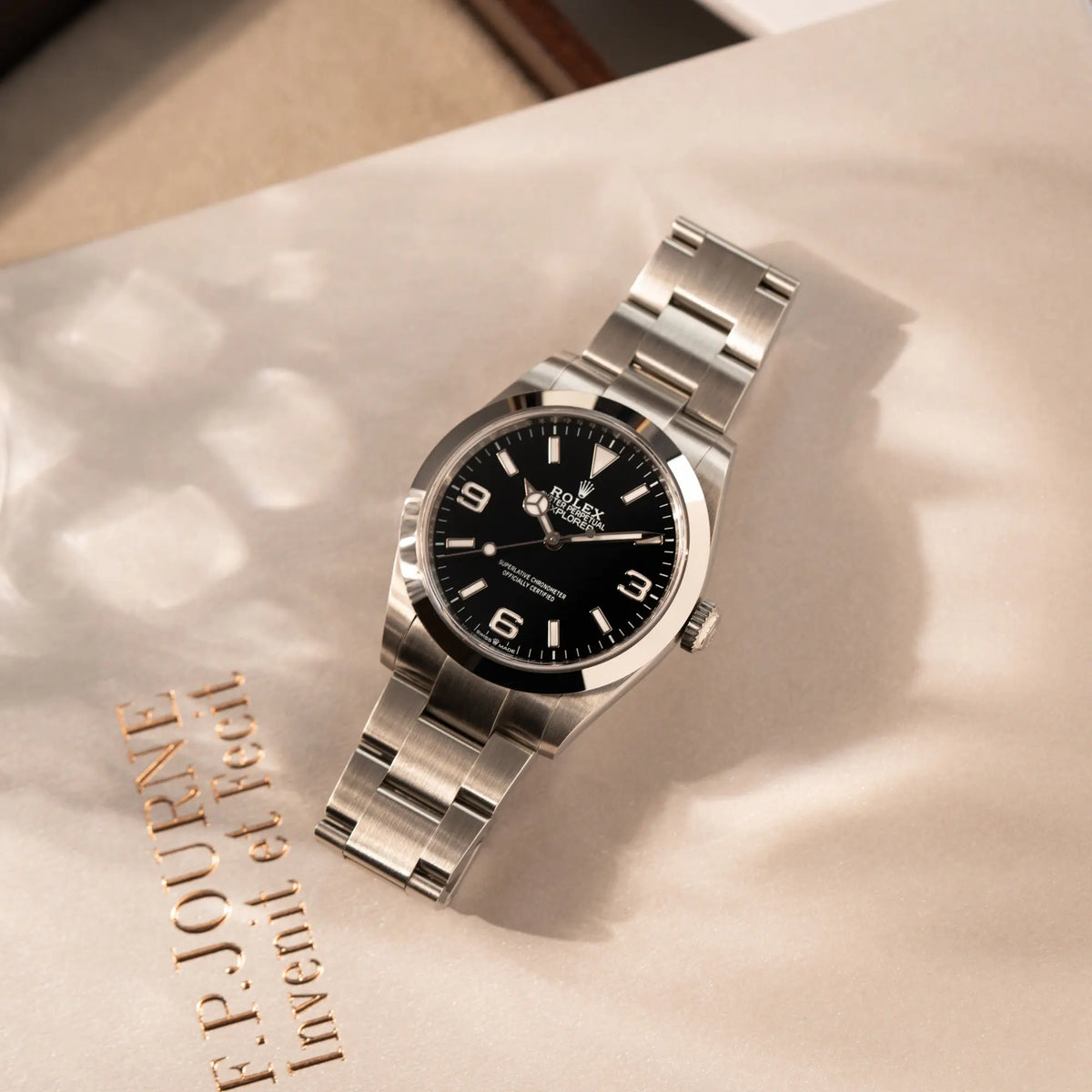 Produktfotografie der Rolex Explorer 40 Armbanduhr der Referenz 224270 mit dem klassischen 3-6-9-Explorer-Zifferblatt