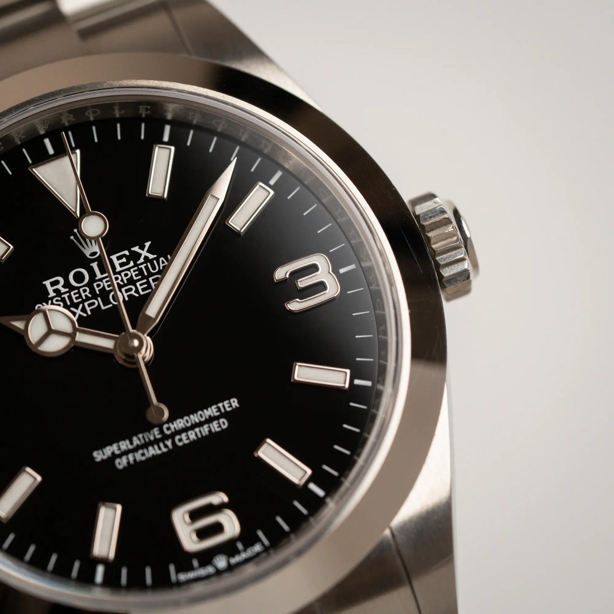 Detailaufnahme der Rolex Explorer 40 Armbanduhr der Referenz 224270 mit dem klassischen 3-6-9-Explorer-Zifferblatt mit Fokus auf drei Uhr