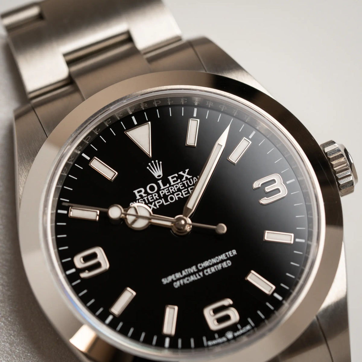 Detailaufnahme der Rolex Explorer 40 Armbanduhr der Referenz 224270 mit dem klassischen 3-6-9-Explorer-Zifferblatt