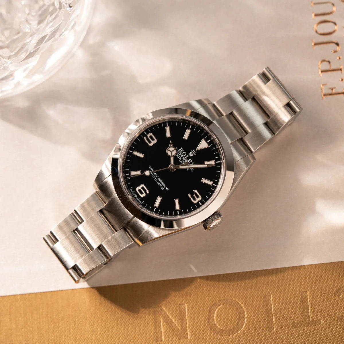 Produktfotografie der Rolex Explorer 40 Armbanduhr der Referenz 224270 mit dem klassischen 3-6-9-Explorer-Zifferblatt (Vogelperspektive)