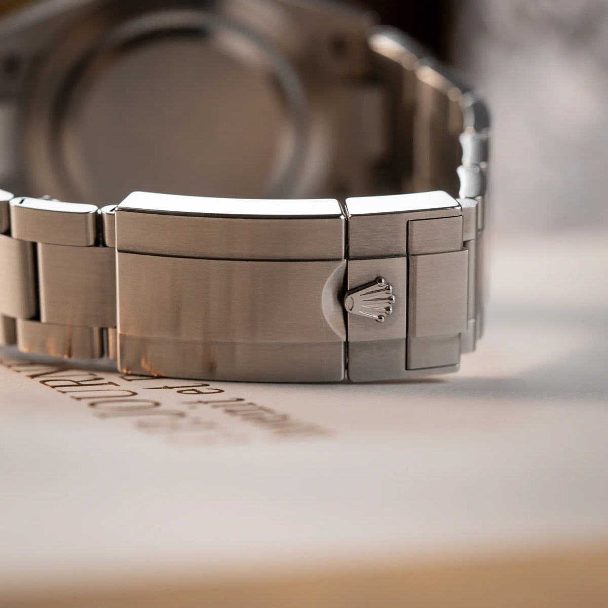Detailaufnahme der Oyster-Stahl-Faltschliesse der Rolex Explorer 40 Armbanduhr der Referenz 224270 mit dem klassischen 3-6-9-Explorer-Zifferblatt