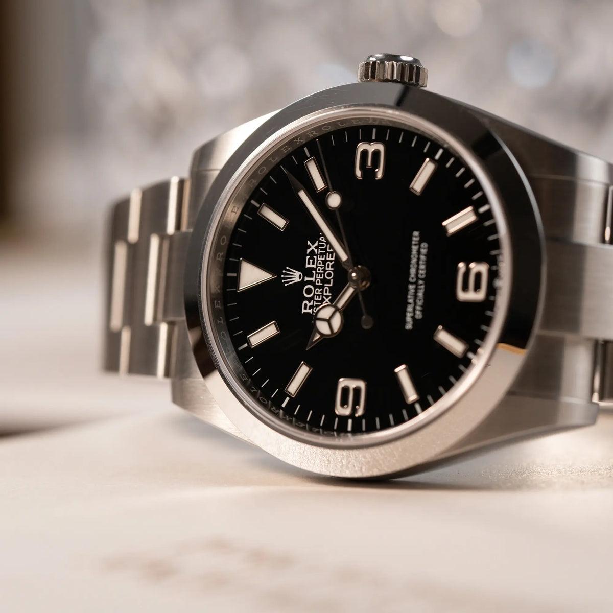 Detailaufnahme der seitlich auf dem Gehäuse liegenden Rolex Explorer 40 Armbanduhr der Referenz 224270 mit dem klassischen 3-6-9-Explorer-Zifferblatt