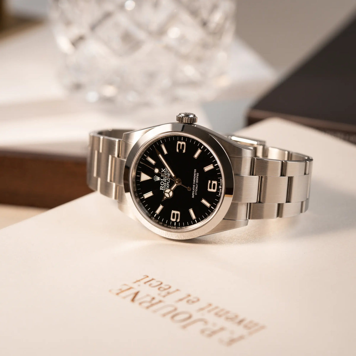 Produktfotografie als Titelbild für die Rolex Explorer 40 Armbanduhr der Referenz 224270 mit dem klassischen 3-6-9-Explorer-Zifferblatt