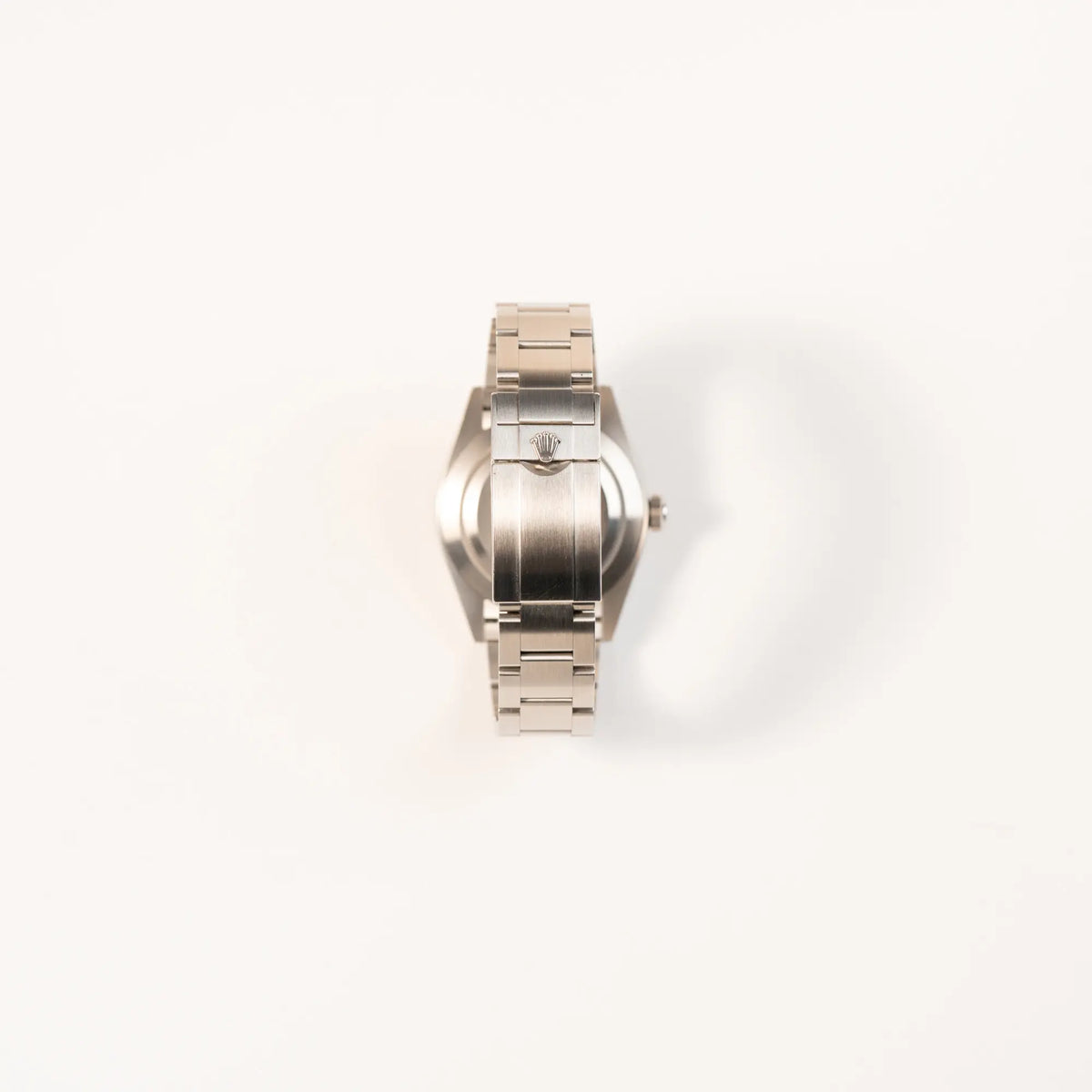 Blick auf das Oyster-Stahlband mit Oyster-Stahl-Faltschliesse der Rolex Explorer 40 Armbanduhr der Referenz 224270 mit dem klassischen 3-6-9-Explorer-Zifferblatt
