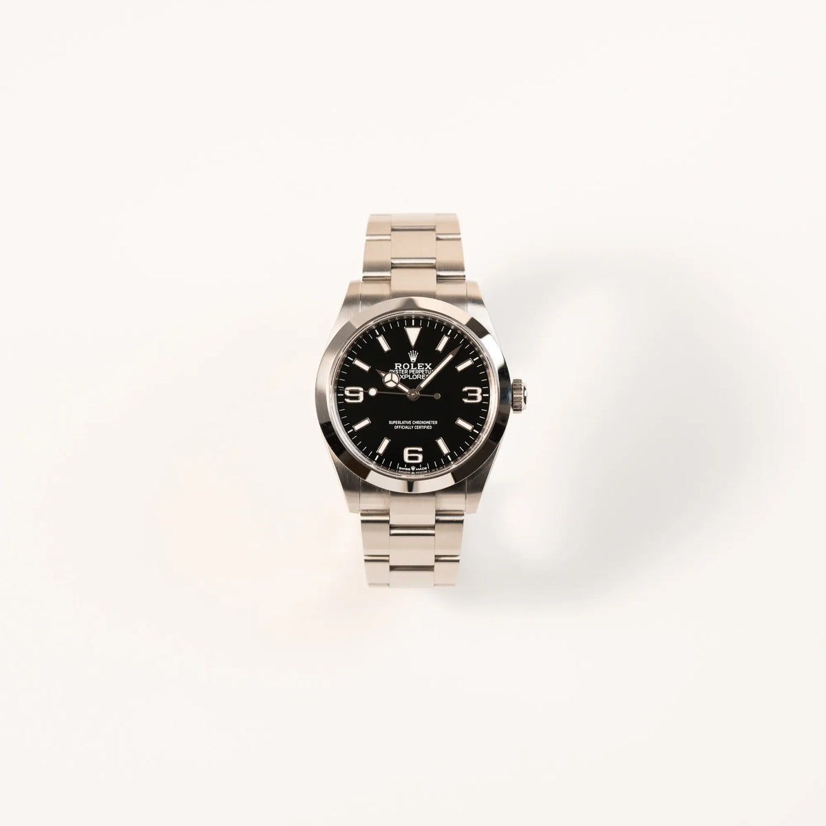 Frontale Ansicht der Rolex Explorer 40 Armbanduhr der Referenz 224270 mit dem klassischen 3-6-9-Explorer-Zifferblatt