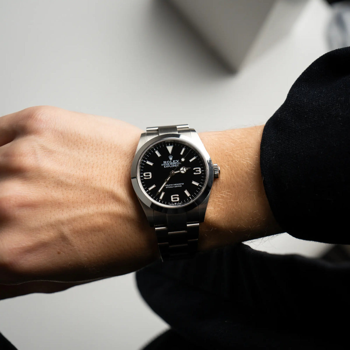 Mann trägt die Rolex Explorer 40 Armbanduhr der Referenz 224270 mit dem klassischen 3-6-9-Explorer-Zifferblatt am Arm