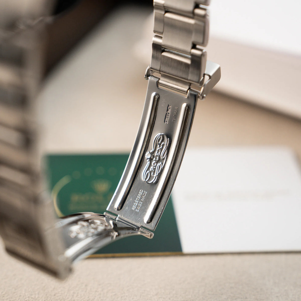 Detailaufnahme der Schliesse mit klassischem Rolex Logo der Rolex Explorer 2 - Referenz 16570T - mit dem weißen Polar-Zifferblatt