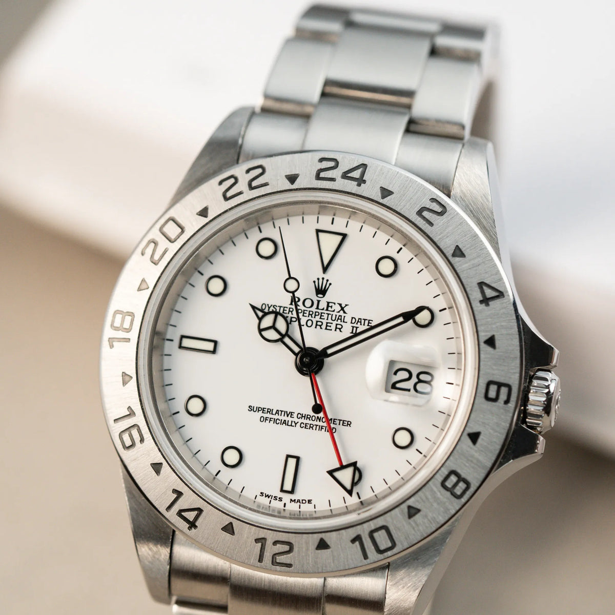 Detailaufnahme der Rolex Explorer 2 - Referenz 16570T - mit dem weißen Polar-Zifferblatt