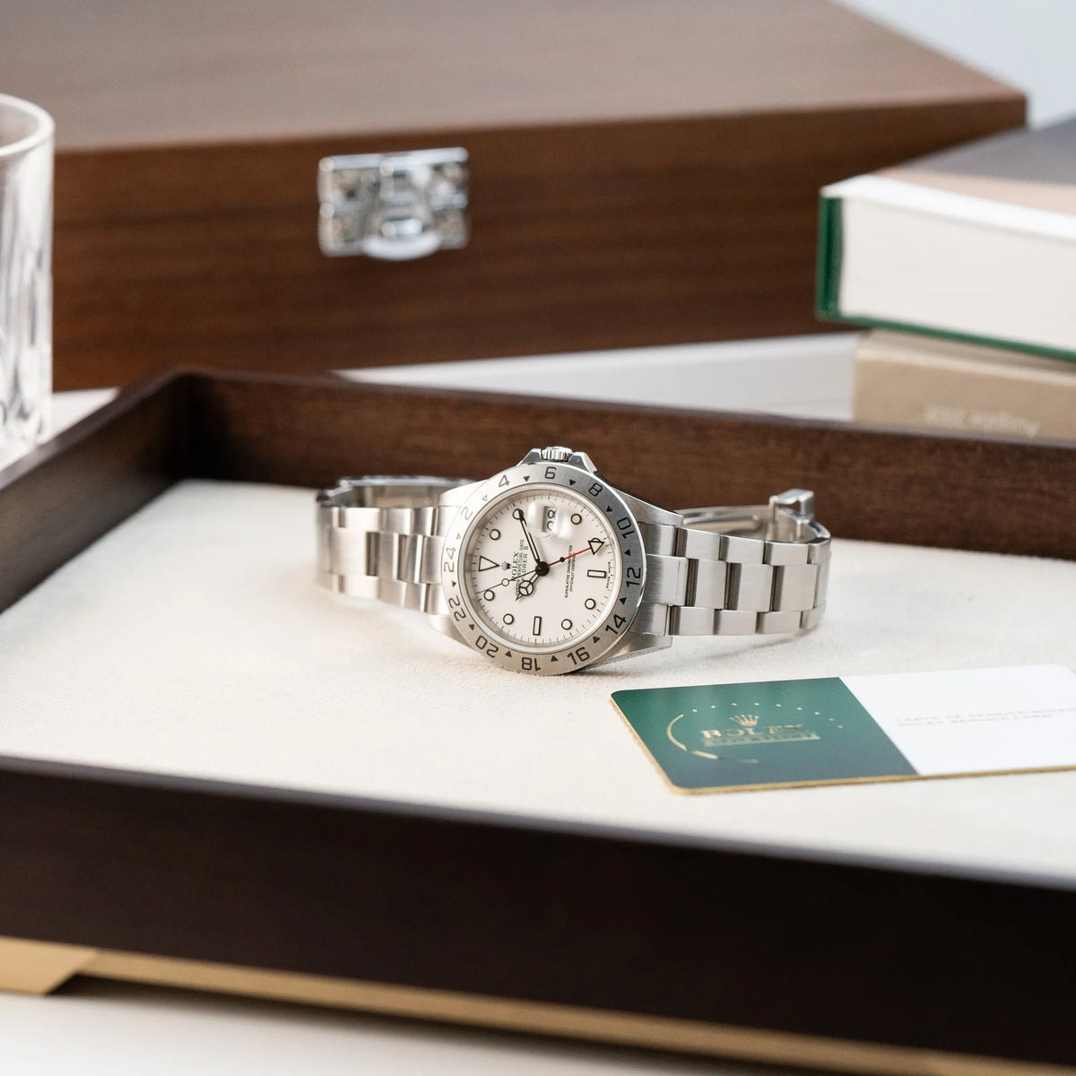 Produktfotografie der liegenden Rolex Explorer 2 - Referenz 16570T - mit dem weißen Polar-Zifferblatt